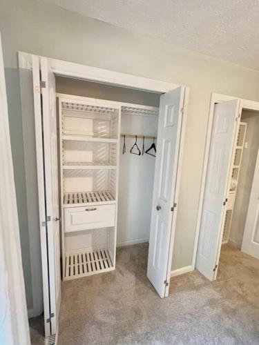 Cozy Pinehurst Condo with Patio Only 2 Miles from Village in Pinehurst, USA