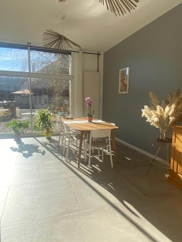 Iekārtas, Chez Odette chambre saule pleureur in Prauthoy