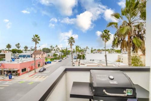 Hot Tub, New 2 Bedroom Park Blvd Condo thumb 2