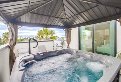 Hot Tub, New 2 Bedroom Park Blvd Condo thumb 3