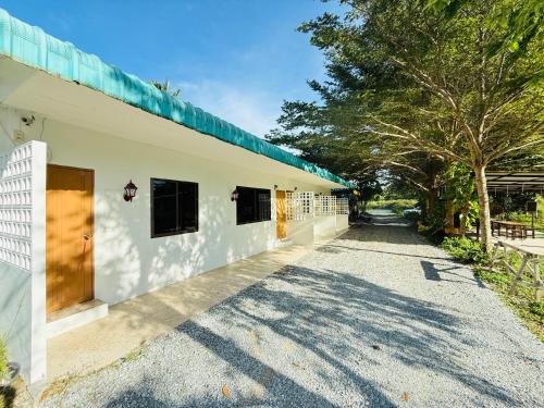 House Garden บ้านสวนสุพัตรา Room in Takiantia