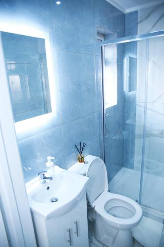 Harrow Luxury Apartment with free parking - image 14