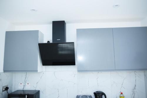 Central Harrow Cozy Apartment with free parking - image 9