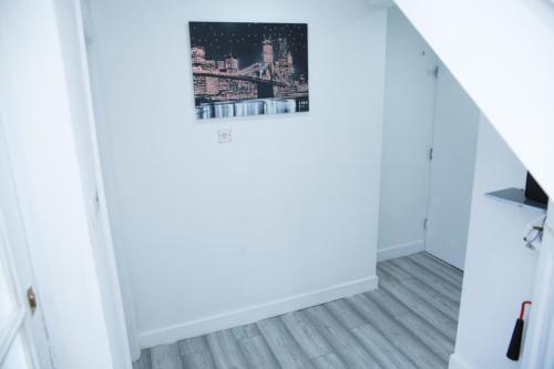 South Harrow Apartment - image 9
