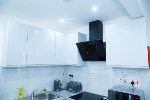 Harrow Luxury Apartment with free parking - image 11