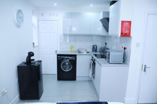 Harrow Luxury Apartment with free parking - image 14
