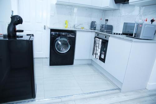 Harrow Luxury Apartment with free parking - image 13
