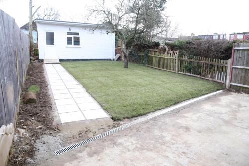 Harrow Luxury Apartment with free parking - image 10