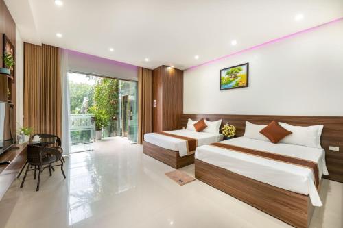 Quadruple Room with Lake View image 9