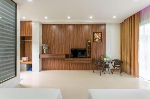 Quadruple Room with Lake View image 6