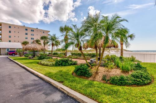 Sea Breeze 401 NEW! Amazing Beach Front/Walk to John's Pass! - image 13