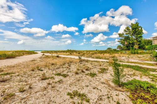 Luxurious/Brand New Oceana/Pools/HotTubs/Great location! - image 4