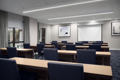 Courtyard by Marriott Dallas Addison/Quorum Drive - image 10