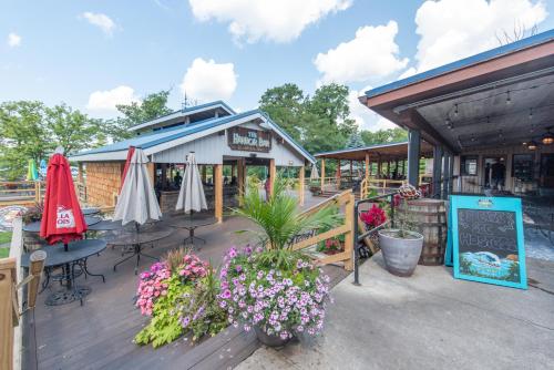 A115 - Lake View 1 Bedroom Suite Sleeps 4 Steps to Hotel Deck & Lawn! - image 2