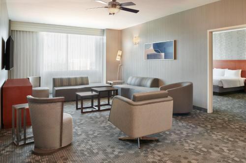 Deluxe One-Bedroom Business Suite with City View