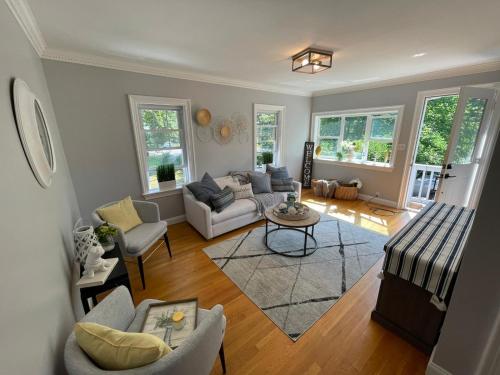 Cottage Modern Charm in Quincy, USA