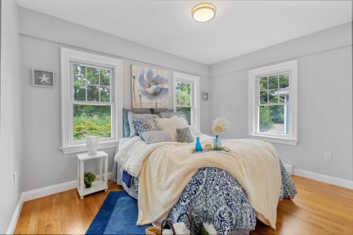 Cottage Modern Charm in Quincy, USA