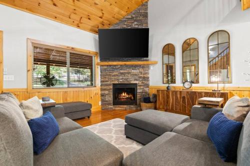 Cabin At The Lake-Morganton - Hot Tub,Pet Friendly in Morganton, USA