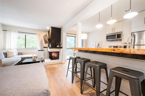 Creekside Oasis 4 Beds Pool and Hot Tub in Whistler, Canada
