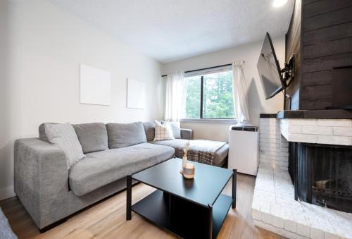 Group Stays - Large Renovated Apartment with Pool and Hot Tub in Whistler, Canada