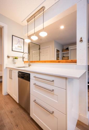 Group Stays - Large Renovated Apartment with Pool and Hot Tub in Whistler, Canada