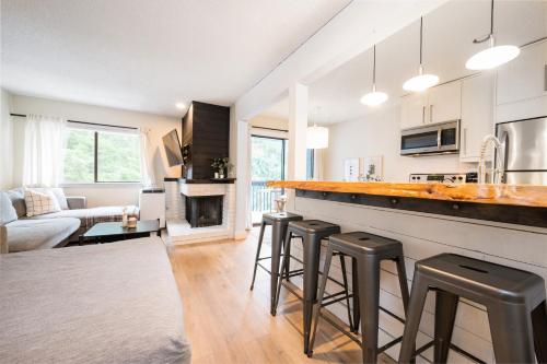 Group Stays - Large Renovated Apartment with Pool and Hot Tub in Whistler, Canada