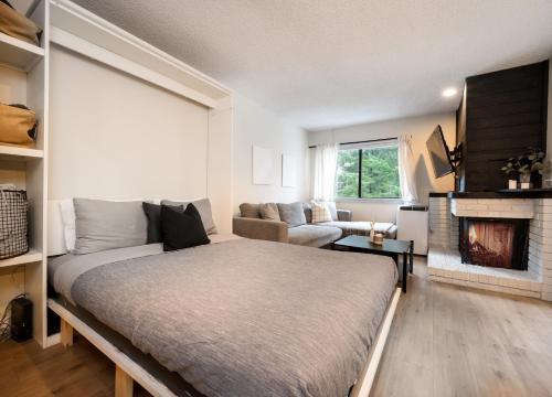 Group Stays - Large Renovated Apartment with Pool and Hot Tub in Whistler, Canada