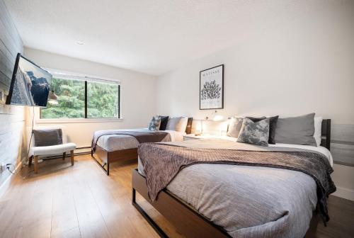 Group Stays - Large Renovated Apartment with Pool and Hot Tub in Whistler, Canada