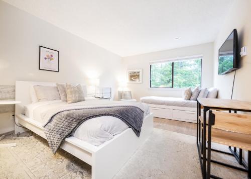 Group Stays - Large Renovated Apartment with Pool and Hot Tub in Whistler, Canada