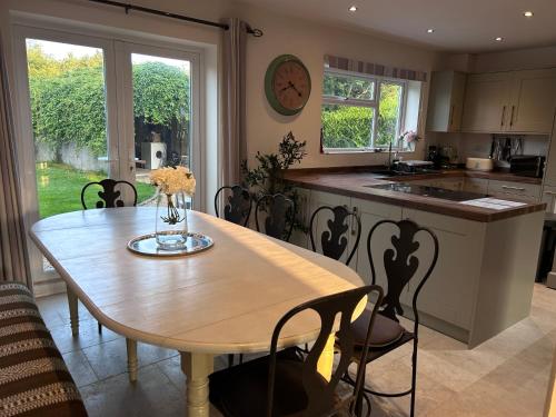 Cuina, King Arthur's Rest House, Hot Tub & Garden Sleeps 10 in Cary