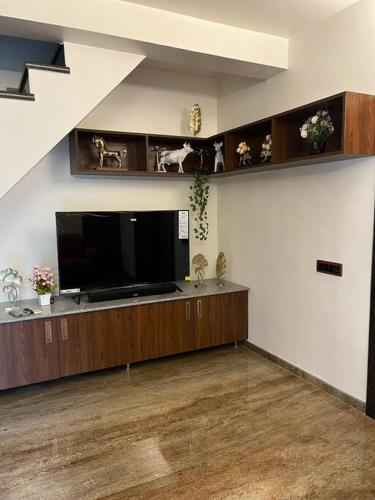 Seaside Serenity modern luxury stay at Ecr - image 3