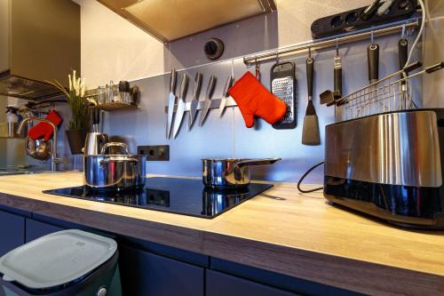 One-Bedroom Apartment image 7
