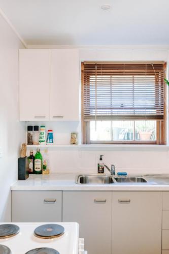 Konyha, 阳光花园公寓 临近海滩与市中心 in Blackmans Öböl