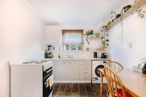 Konyha, 阳光花园公寓 临近海滩与市中心 in Blackmans Öböl