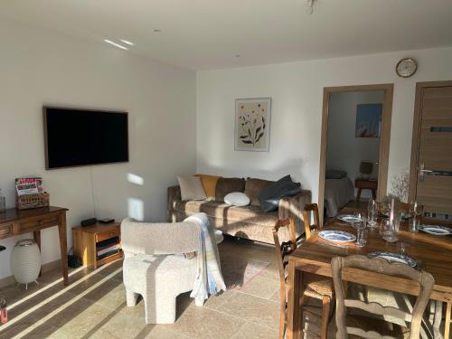 Shared lounge/TV area, Maison avec piscine privee et jardin en Drome provencale in Réauville