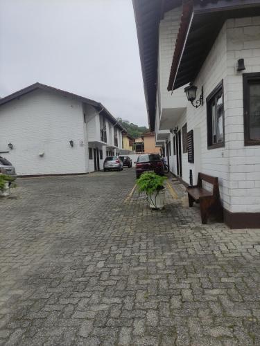 Exterior view, CASA EM CONDOMINIO- PRAIAS TOMBO E ASTURIAS NO GUARUJA - 2 quartos - 2 banheiros- ar cond - quintal  near Churrascaria Yedo