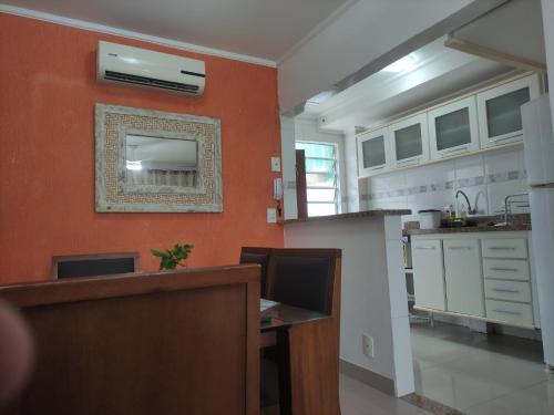 Kitchen, CASA EM CONDOMINIO- PRAIAS TOMBO E ASTURIAS NO GUARUJA - 2 quartos - 2 banheiros- ar cond - quintal  near Churrascaria Yedo