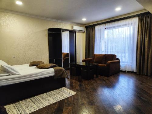 Yerak hotel in Sanaina