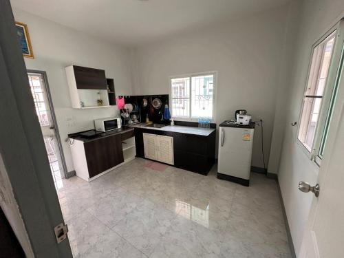 Kitchen, Peaceful 3 Bedroom House Easy Access to Chiang Mai near Mae Jo University