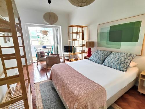 Bright, Spacious and Well-Located, By TimeCooler, Лиссабон