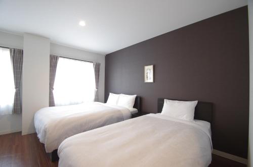 Twin Room (1 Double Bed + 1 Single Bed)