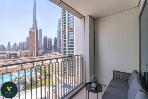 Vogue Vacation Homes, Downtown Views II with Direct Access to Dubai Mall Via a Climate Controlled Bridge, Two Bedroom Apartment with Balcony and Burj Khalifa View, Dubaj