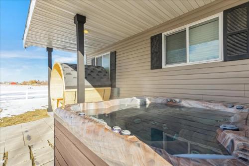 Private Hot Tub Sauna Prime Location