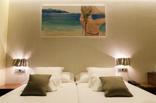 Double or Twin Room image 9