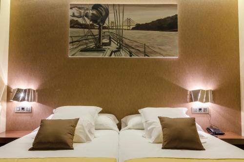 Double or Twin Room image 3