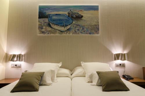 Double or Twin Room image 5