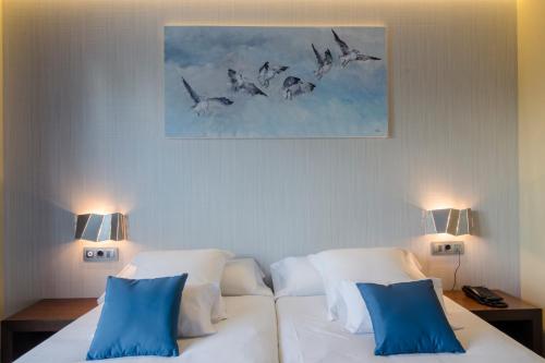 Double or Twin Room image 8