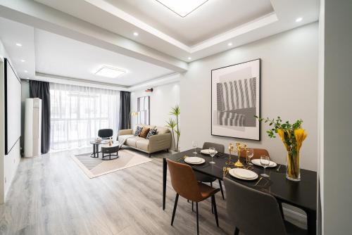 Two-Bedroom Apartment with Balcony room in Shanghai Lemon Juice Home Downtown near The Bund & East Nanjing Road