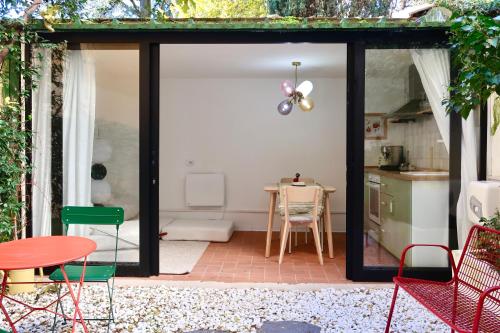 Peaceful flat with yard Near Duomo - image 3