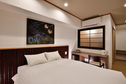 Standard Double Room image 6